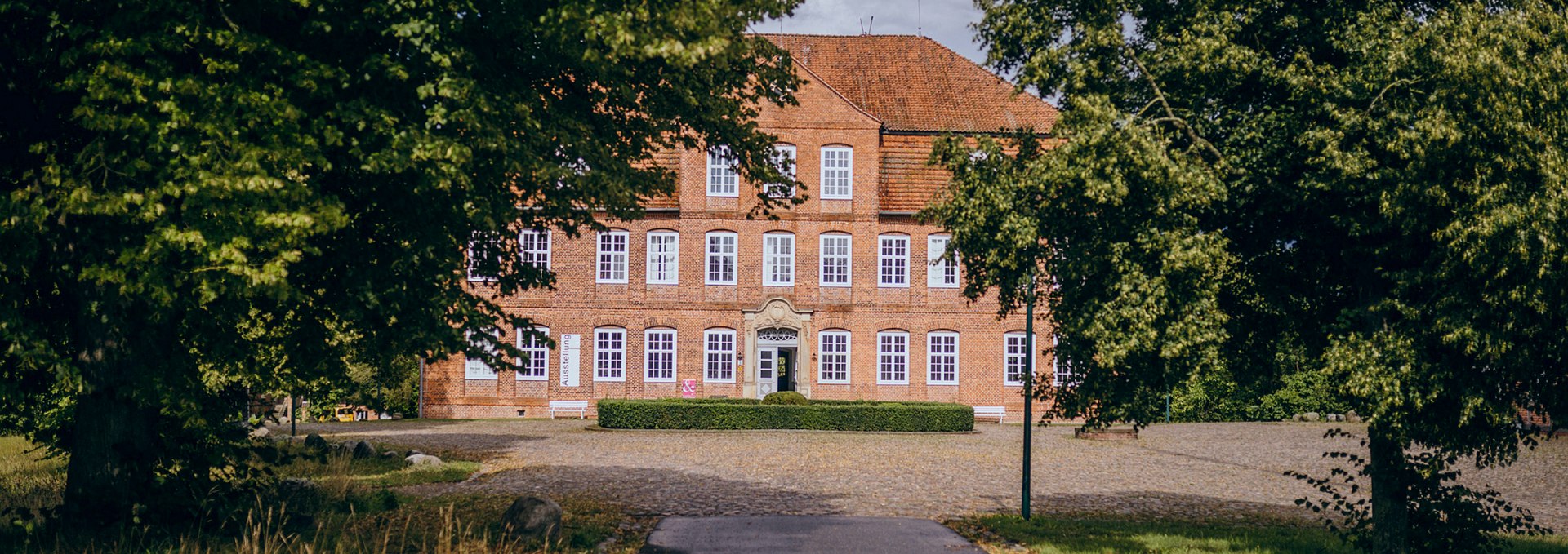 Außenansicht Künstlerhaus Schloss Plüschow, © Schloss Plüschow