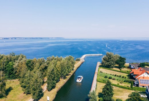 Micha steuert das Hausboot durch den Kanal in Richtung Müritz., © TMV/Gänsicke