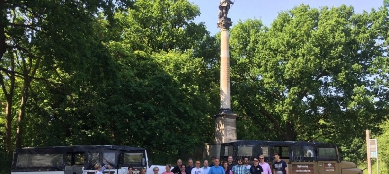 Reisegruppe vor der Preußensäule bei Groß Stresow, © Volker Barthmann