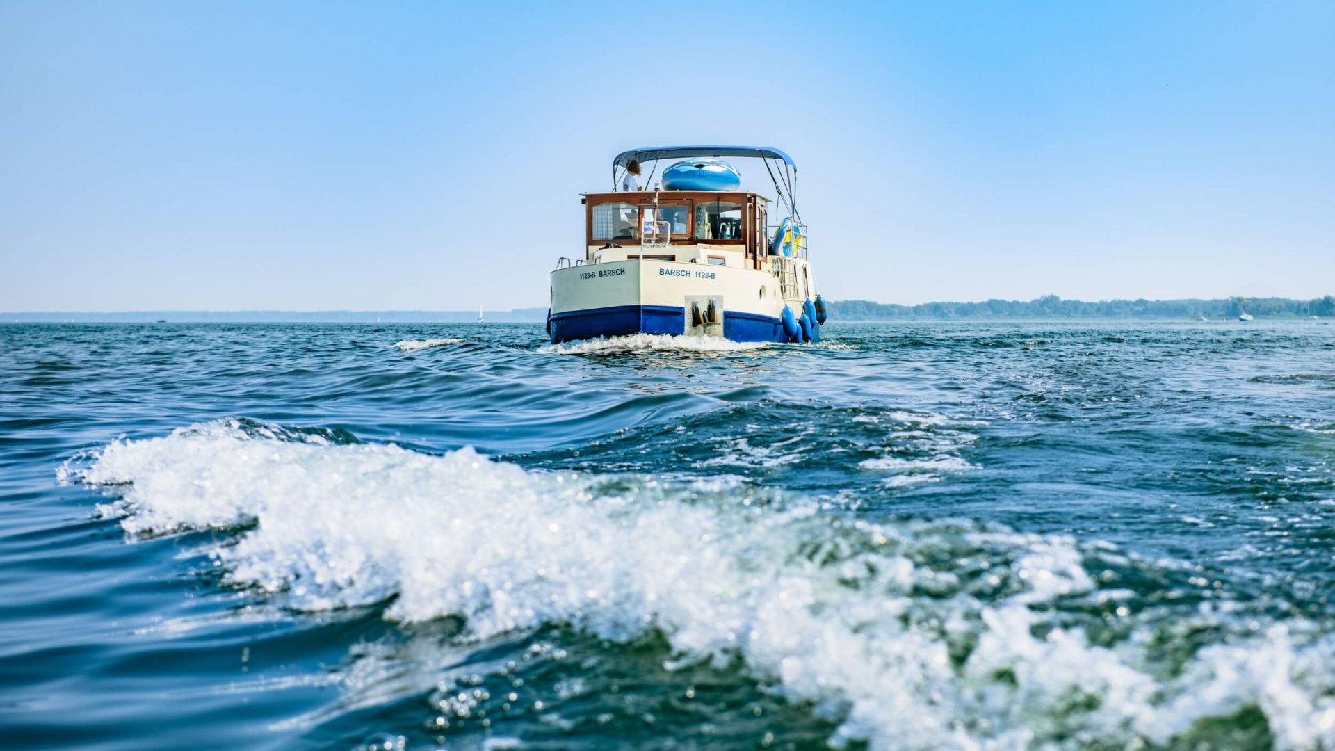 Ein paar ordentliche Wellen bringen Bewegung ins Bordleben auf der Müritz., © TMV/Tiemann