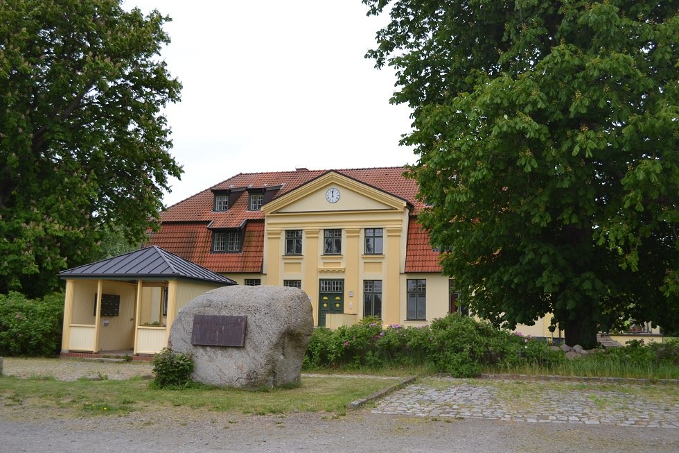 Frontalansicht des Gutshauses mit Gedenkstein für den Komponisten Friedrich von Flotow., © Lutz Werner