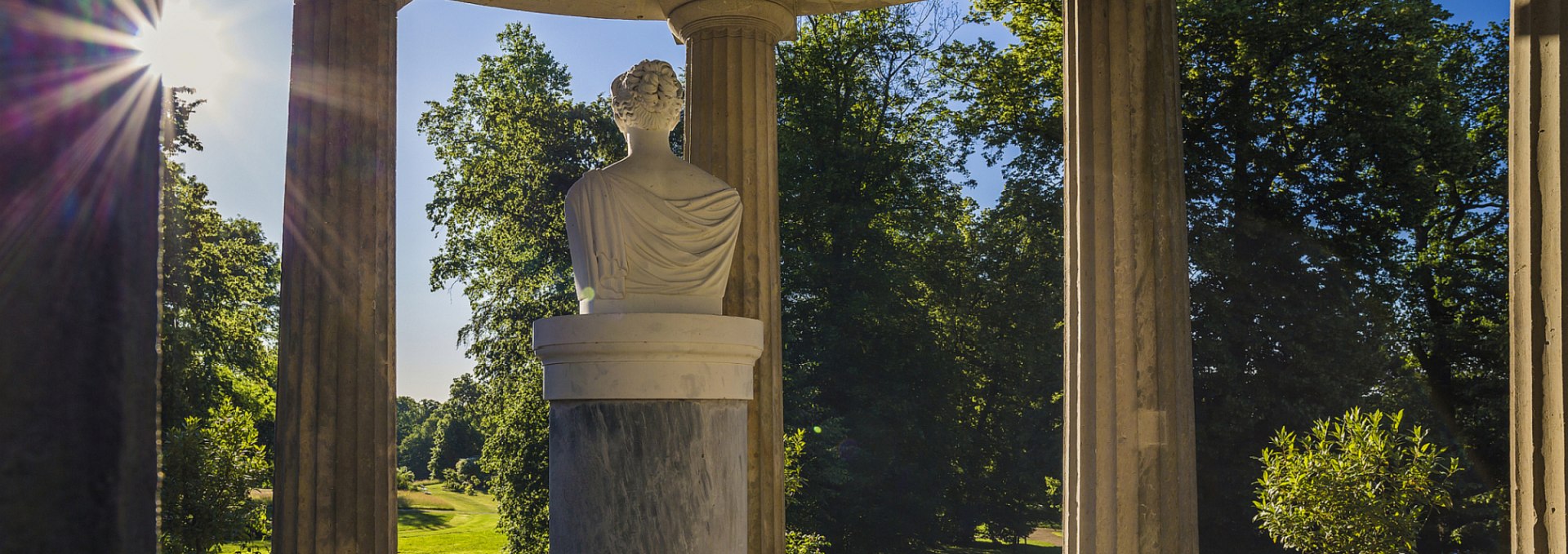 Tempel mit Marmorbüste der Königin Luise im Schlossgarten Hohenzieritz, © SSGK MV / Timm Allrich