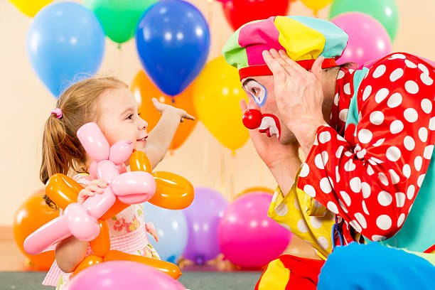 Clown mit Kind, © Adobe Stock/oksun