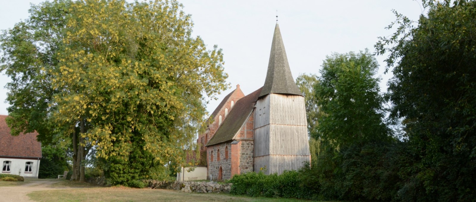 Die mittelalterliche Dorfkirche von Kuppentin  im Spätsommer., © Tourismusverband Mecklenburg-Schwerin