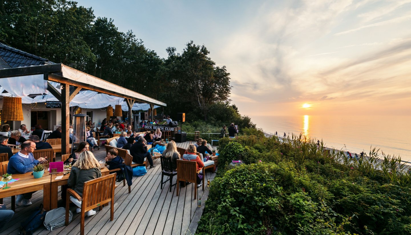 Den Sonnenuntergang genießen im Deck Beach Club in Heiligendamm an der Ostsee, © TMV/Tiemann