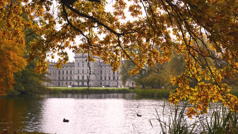 Herbst Ludwigslust Schlosspark Baum Teich, © Tourismusverband Mecklenburg-Schwerin