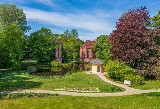 Der erste neogotische Kirchenbau Mecklenburgs, ein einzelnstehender Glockenturm und das älteste Parkgebäude: Im Prinzengarten, direkt neben dem Schloss, liegen mehrere Highlights des Ludwigsluster Schlossgartens., © TMV/Tiemann