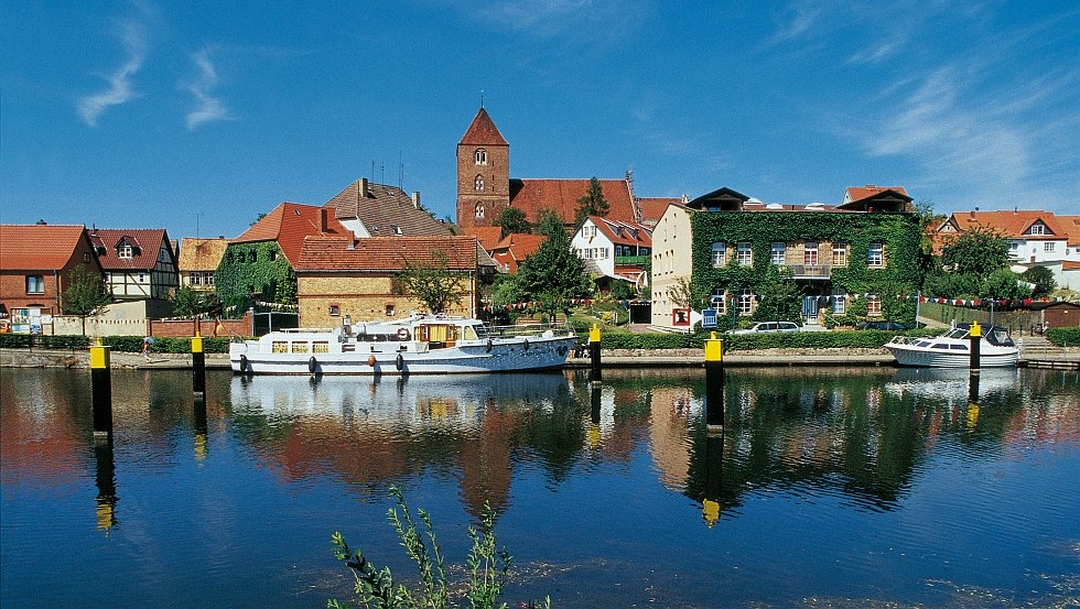 Plau am See: ein malerischer Ort, um im Kleinen Hafen als Wasserwanderer zu rasten, © TMV/Krüger