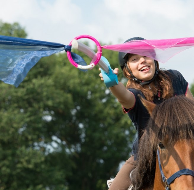 Reiten und Merr: Spielen mit und auf dem Pferd fördert die Geschicklichkeit, macht Spaß und sorgt für gute Laune., © TMV/Hafemann