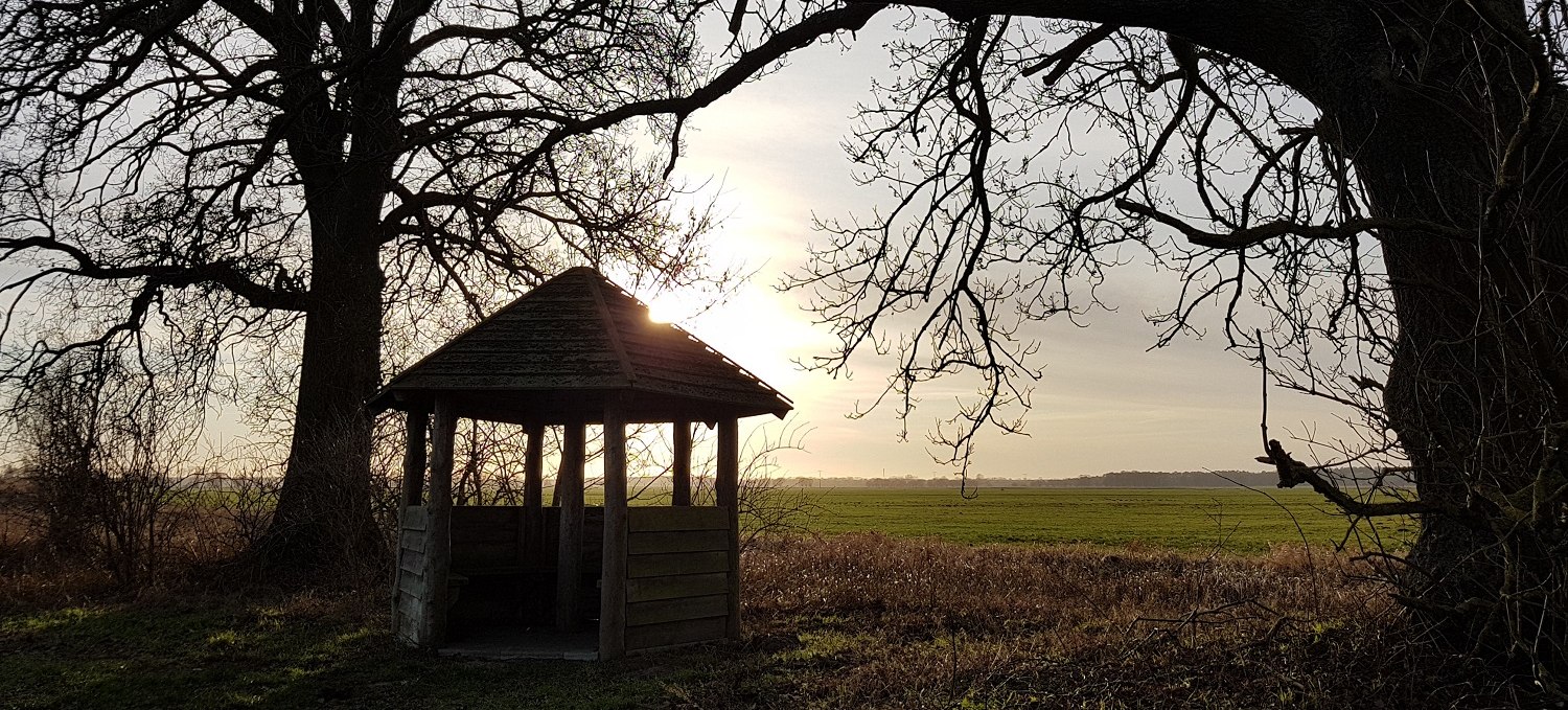 Zu jeder Jahreszeit ermöglicht die Rasthütte einen weiten Blick in die Wiesenlandschaft., © Verein Lewitz e.V.