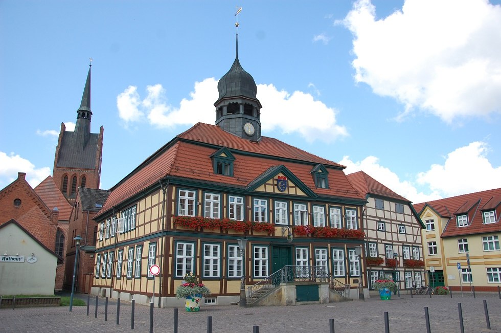 Das Grabower Rathaus steht repräsentativ im Zentrum der Fachwerkstadt., © Gabriele Skorupski