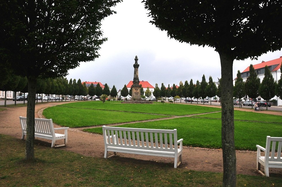 Putbusser Markt mit Blick zum Rathaus, © Tourismuszentrale Rügen