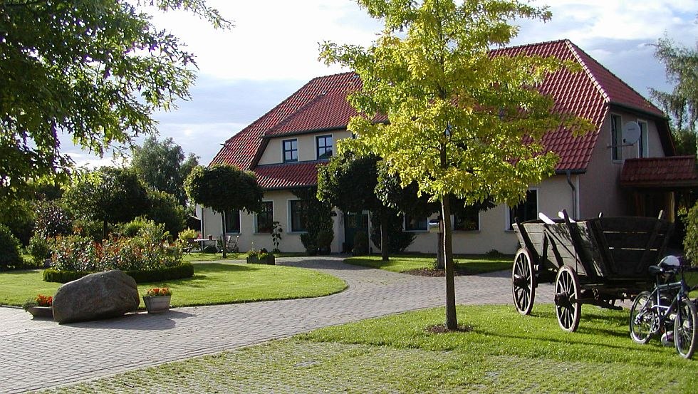 Der Hof mit Blick auf das gelbe Haupthaus, © Wittenberghof