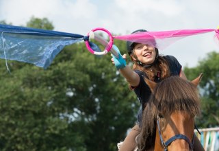 Reiten und Merr: Spielen mit und auf dem Pferd fördert die Geschicklichkeit, macht Spaß und sorgt für gute Laune., © TMV/Hafemann