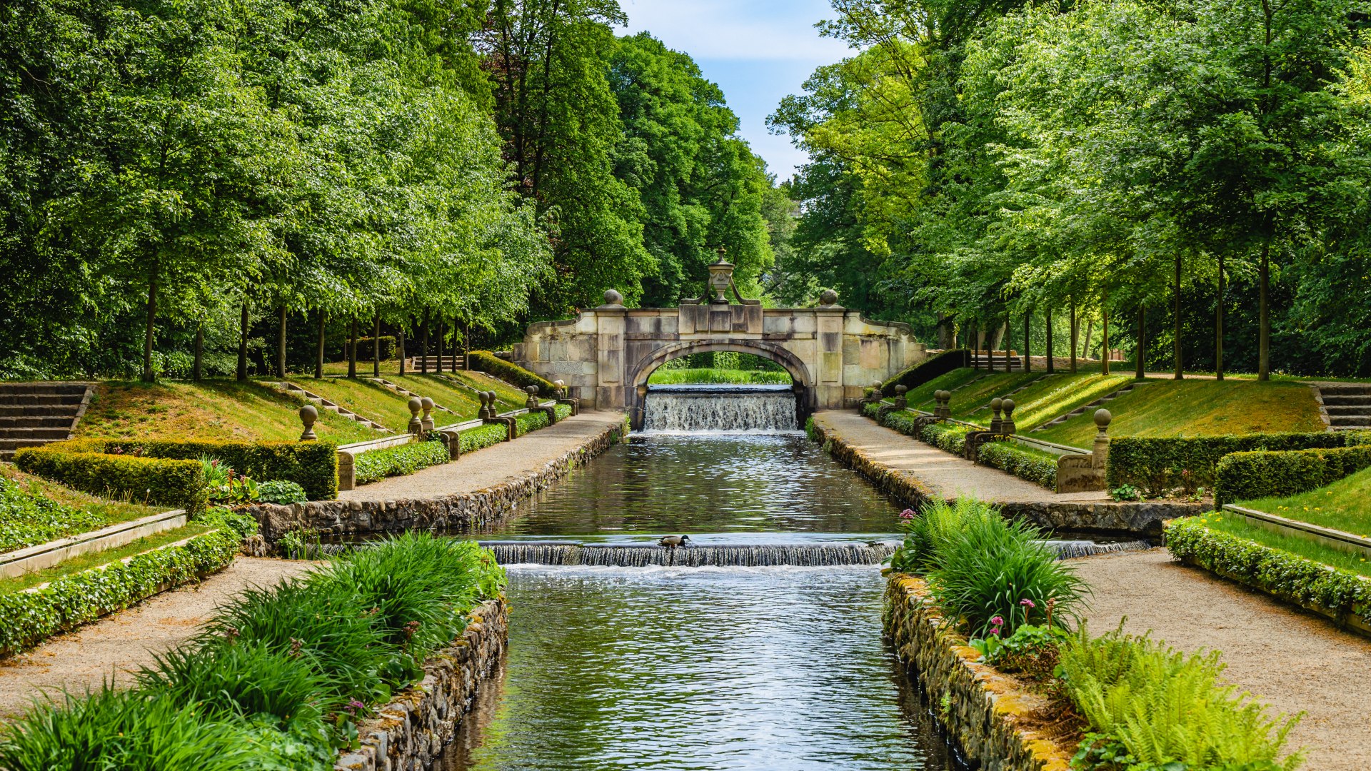 Die Steinerne Brücke im Schloss Ludwigslust gehört zu den Highlights im Park. Folgt man dem Wasser flussabwärts, gelangt man zu den 24 Wassersprüngen. 