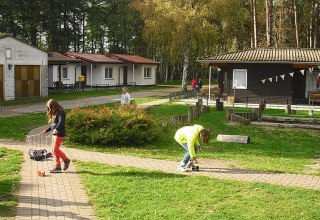 Spielende Kinder vor den Bungalows, © Herberge an der Hertesburg/Christa Lüder