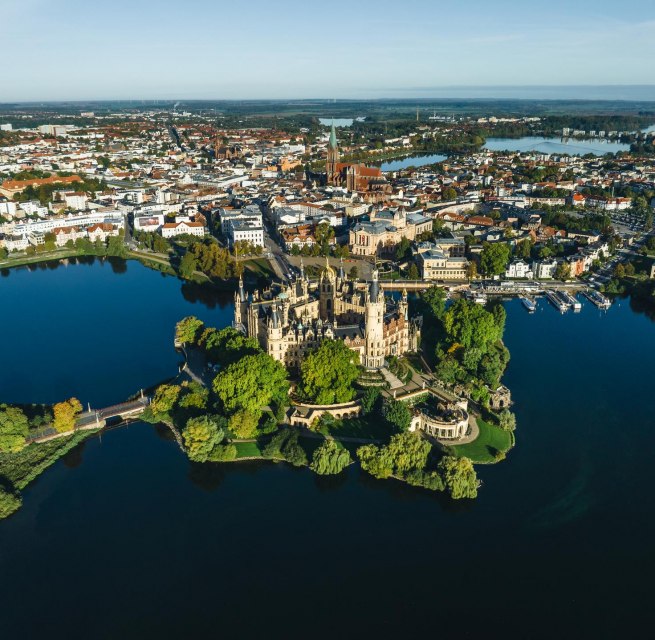 Das Schweriner Schloss zum Sonnenaufgang aus der Luft