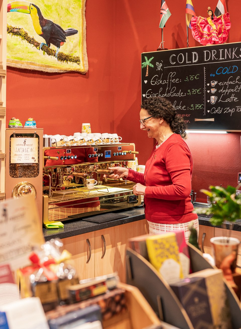 Mitinhaberin Manuela Román macht für die Gäste des cafeshops Especial feinen Espresso, © TMV/Tiemann