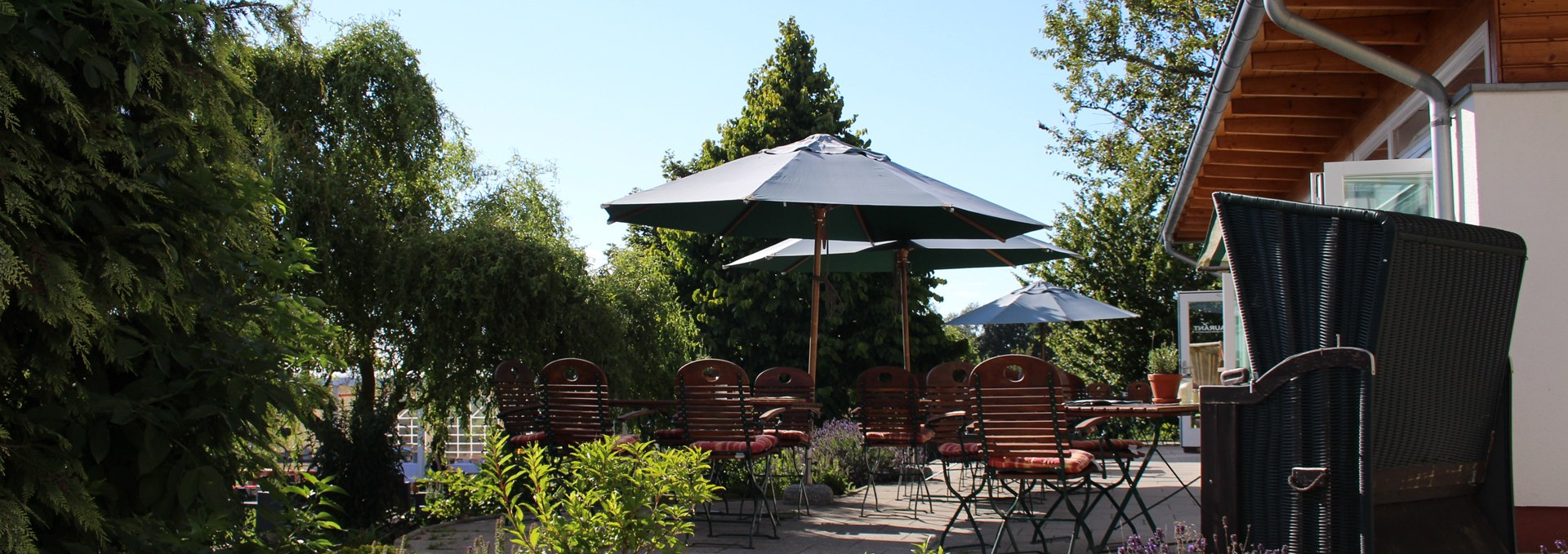 Terrasse im Grünen im Hotel Ostseeland, © Alexander Soyk