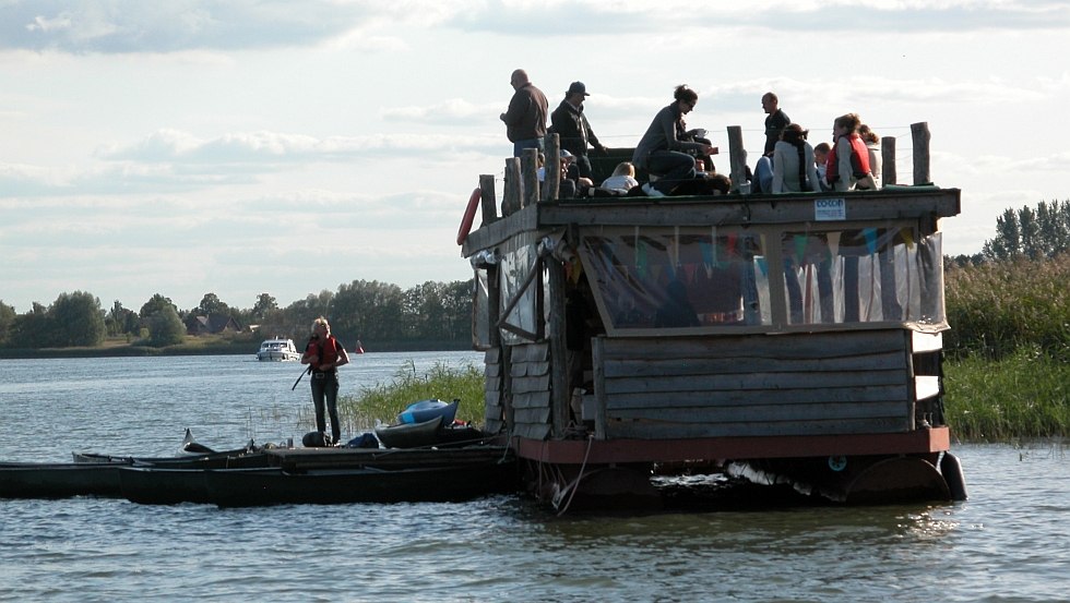 Unterwegs mit dem Floß - konzentriert am Steuer oder entspannt auf dem Oberdeck, © TOKON