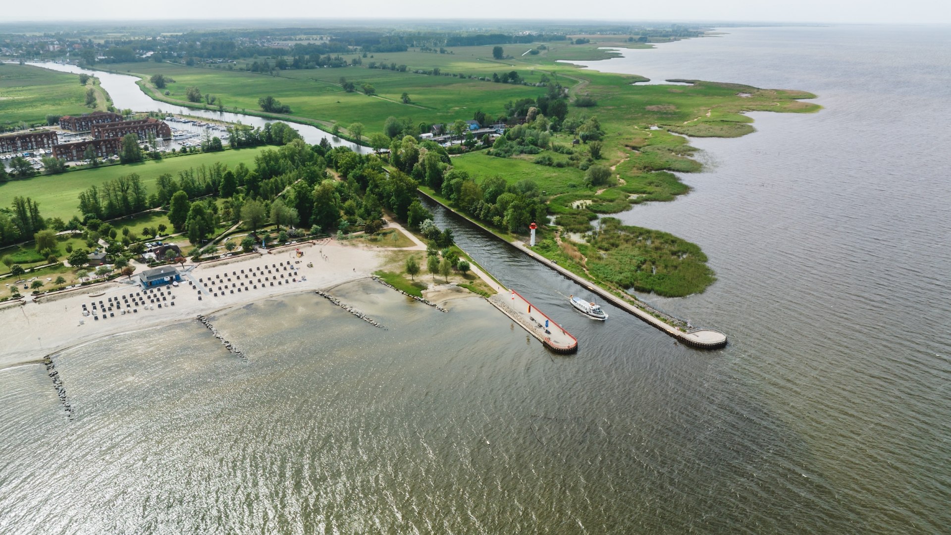 Von Ueckermünde fährt die Fahrradfähre über das Stettiner Haff bis nach Usedom. Schönste Aussichten für die beiden Freundinnen inklusive. , © TMV/Gross