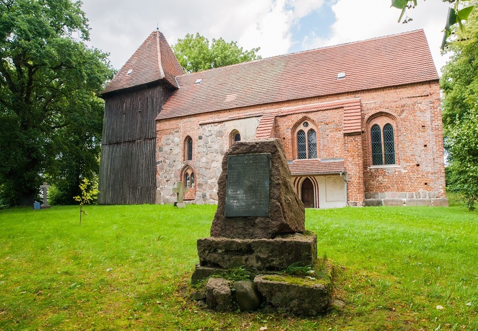 Dorfkirche seitlich mit Gedenkstein, © Frank Burger