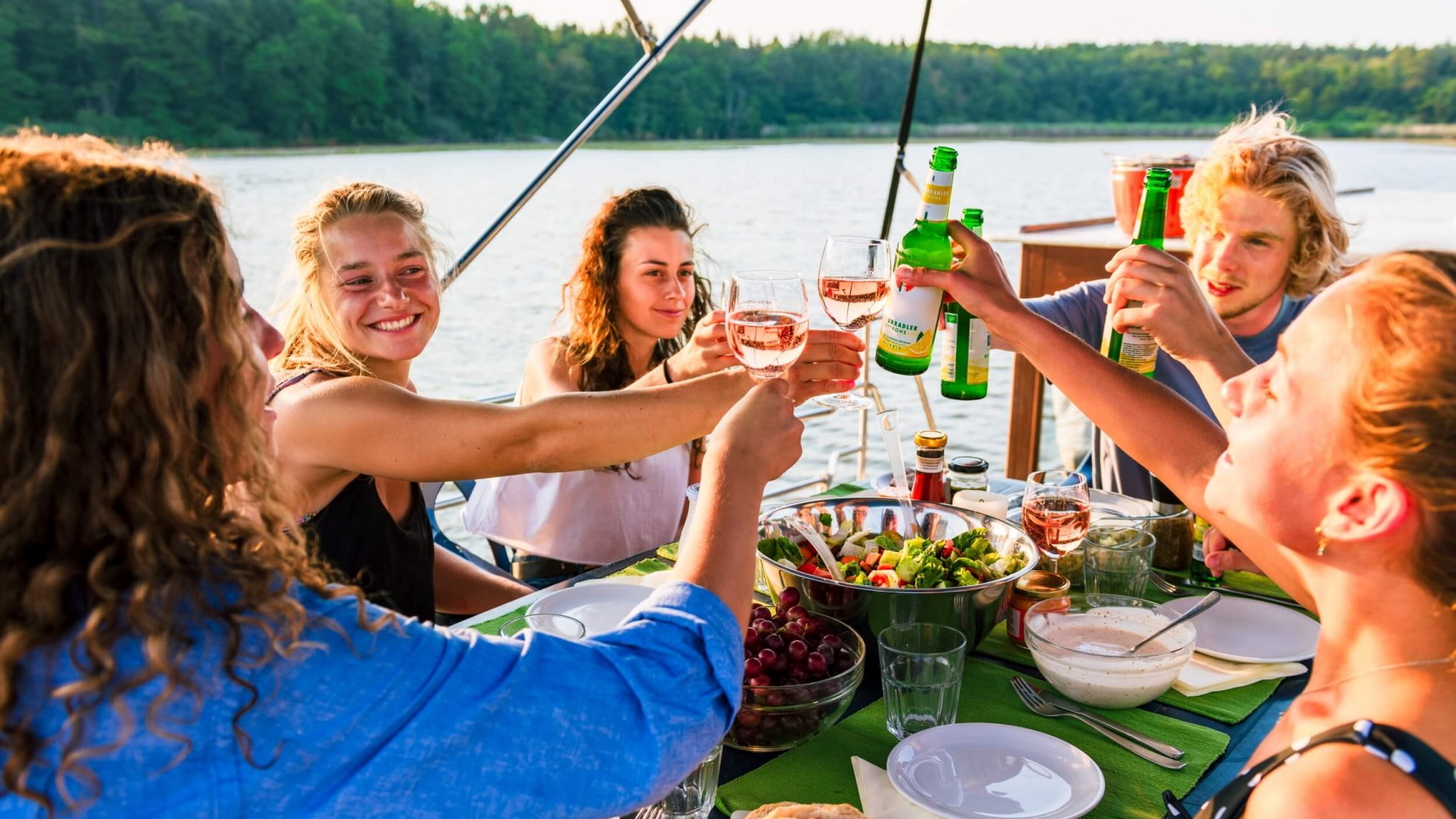 Das Heck des Bootes wird zum traumhaften Biergarten. Mitten auf der Müritz. Prost!, © TMV/Tiemann