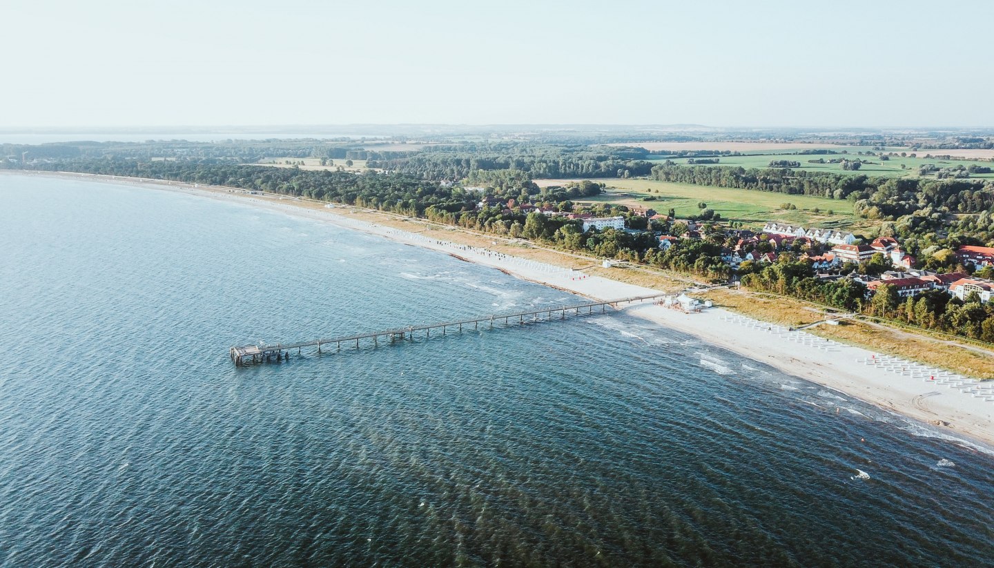 Feiner Sandstrand bis zum Horizont, das grün-blau-gelbe Binnenland und die Seebrücke zählen zu den Markenzeichen des Ostseebads Boltenhagen. , © TMV/Friedrich