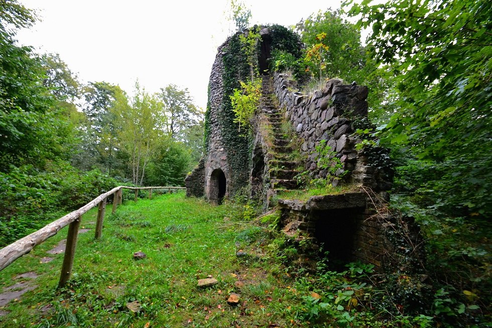 Malerische Ruine des Wasserturmes im Waldpark Semper., © Tourismuszentrale Rügen