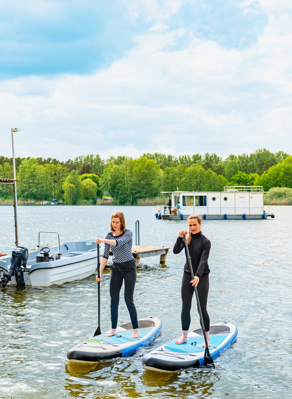 Ausgestattet mit einer wasserdichten Tupperdose paddeln die beiden Freundinnen an Land, um Kuchen zu kaufen. , © TMV/Tiemann