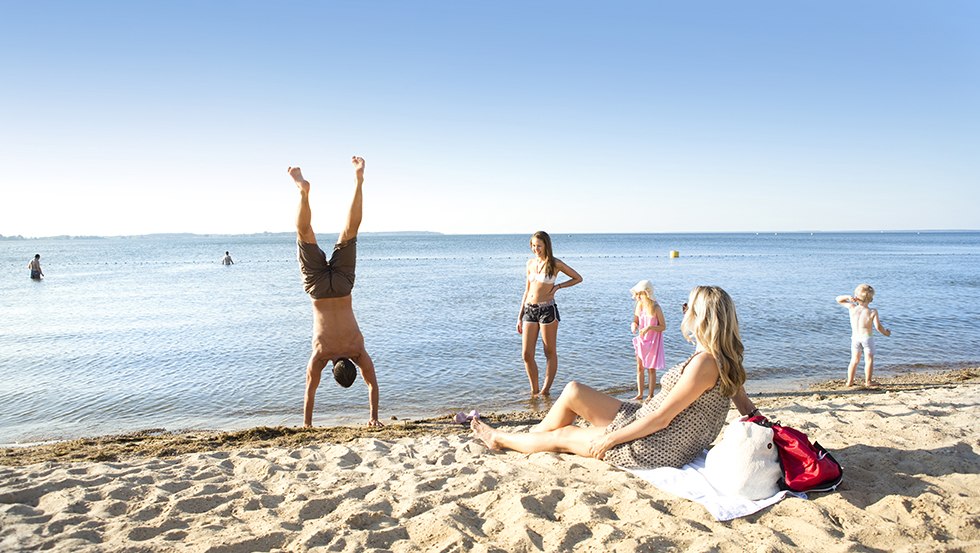 Der feinsandige Strand im Ferienpark Müritz ist flach abfallend – Top für Bade-Vergnügen., © Ferienpark Mirow GmbH