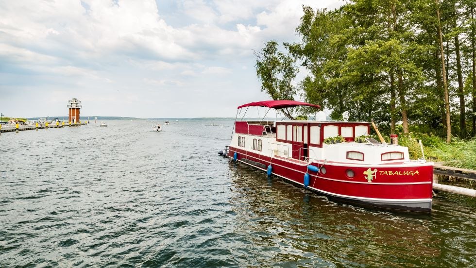 Hausboot "Tabaluga" fährt in Hafen von Zarretin ein, © TMV/Kirchgessner