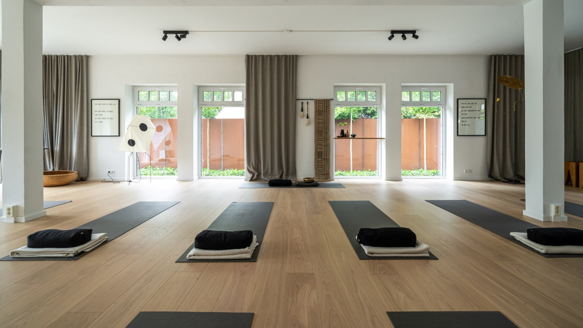 Ein lichtdurchfluteter Yoga-Raum im Retreat-Center Carpe Diem – minimalistische Einrichtung für maximale Entspannung und Konzentration.