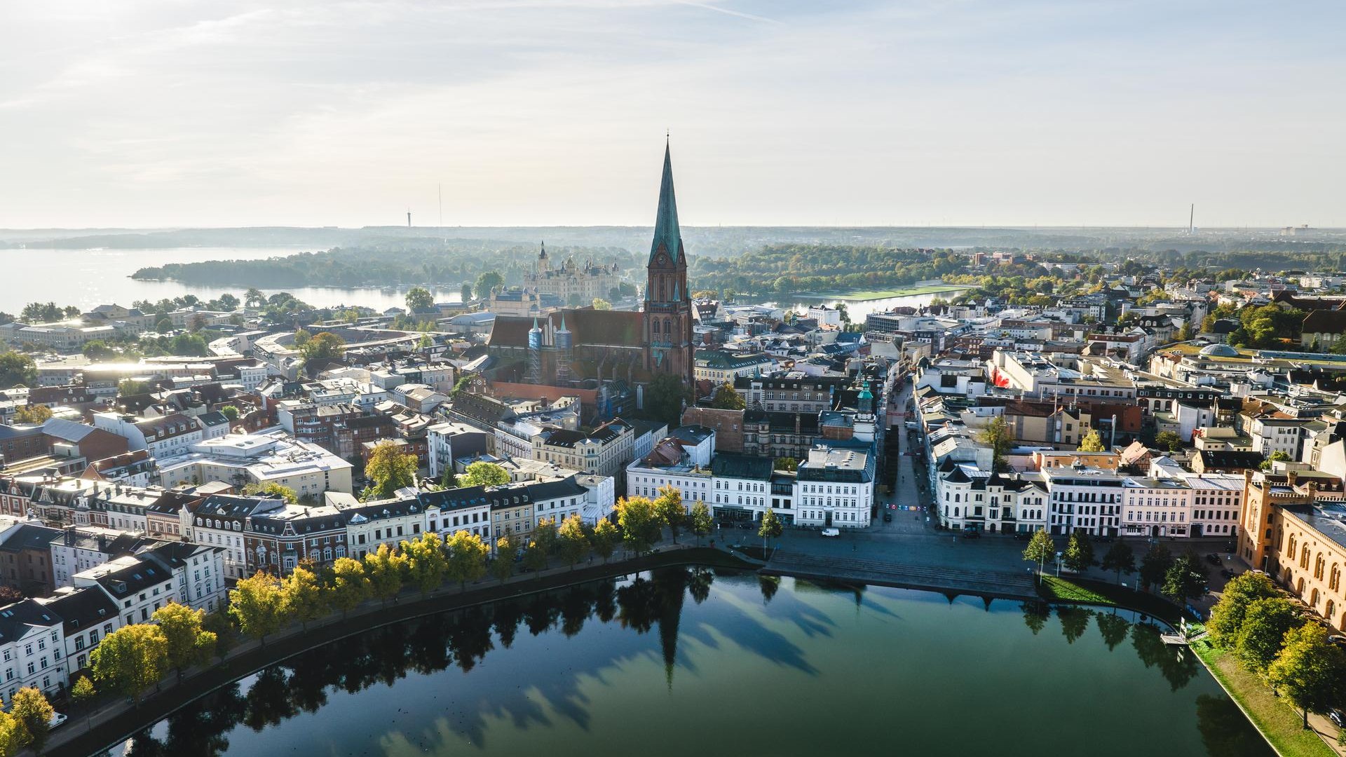 Schweriner Innenstadt mit dom vom Pfaffenteich zum Sonnenaufgang aus der Luft