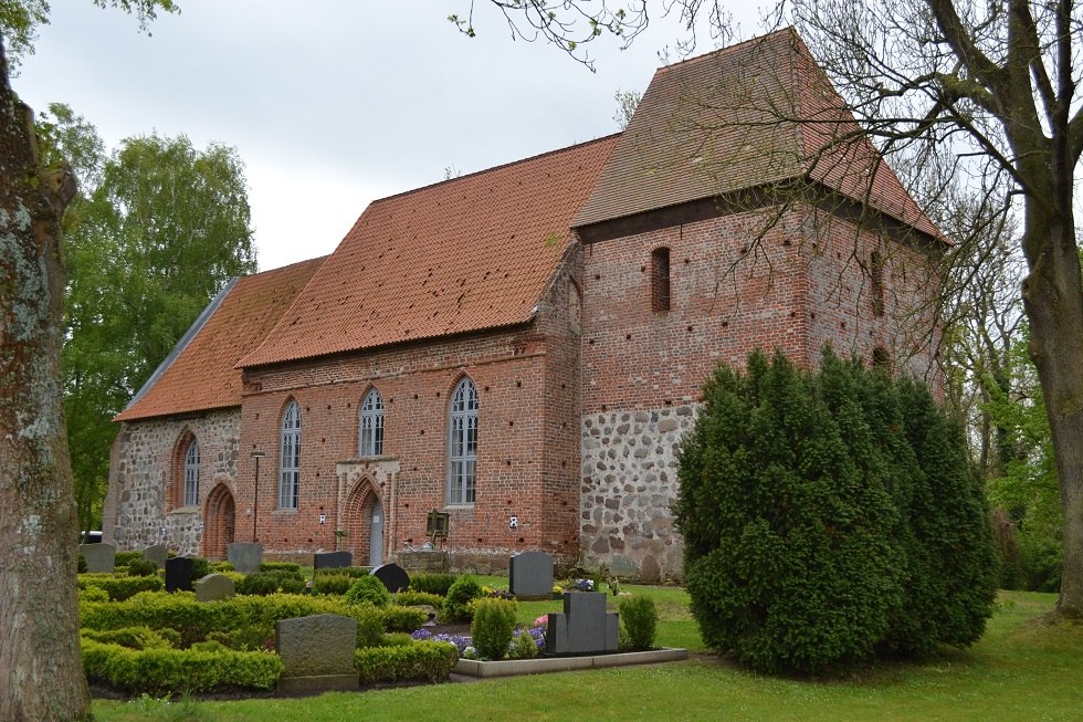 Ahrenshagener Kirche mit Mittelschiff und Eingang, davor Teil des Friedhofs., © Lutz Werner