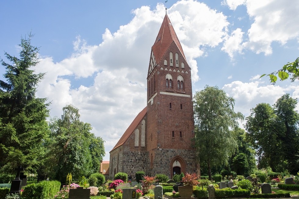 Dorfkirche Biestow mit Friedhof, © Frank Burger