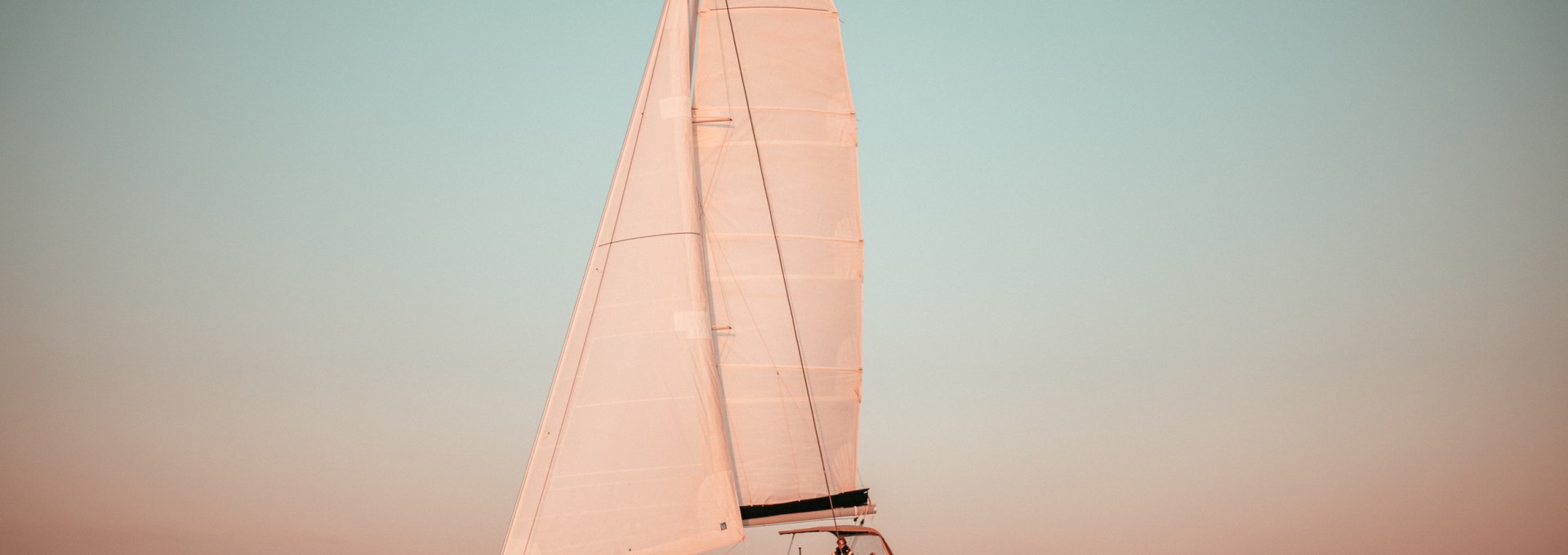 Segeln zum Sonnenuntergang vor der Küste Warnemündes, © Outdoornomaden