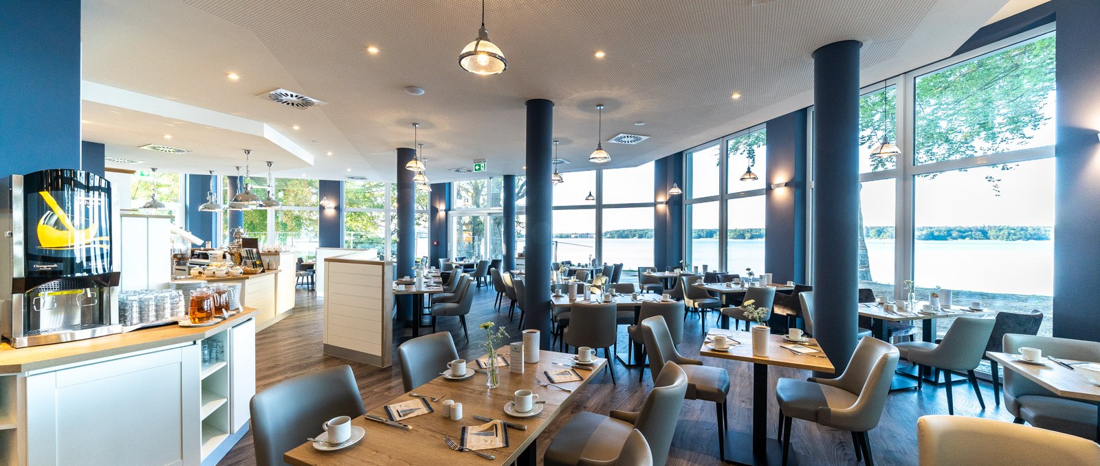 Frühstücksrestaurant mit Panoramablick auf die Müritz, © DOMUSimages