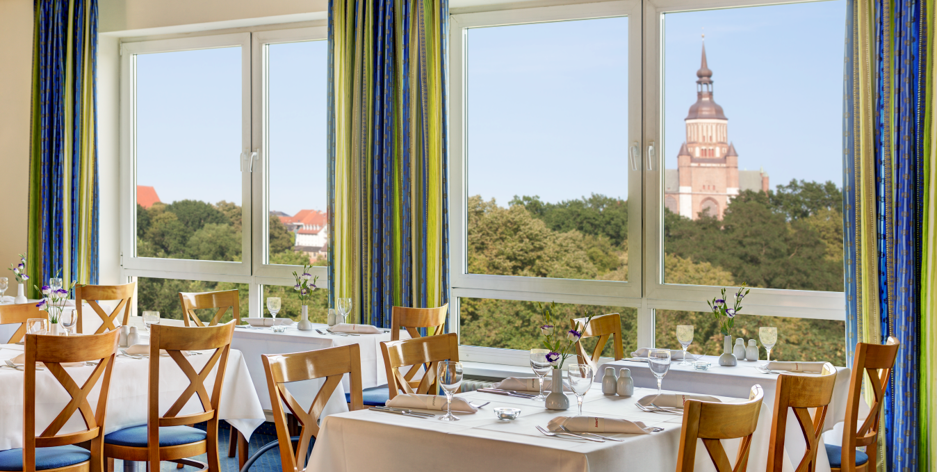 Restaurant mit Blick zur Stadt Stralsund., © IntercityHotel Stralsund