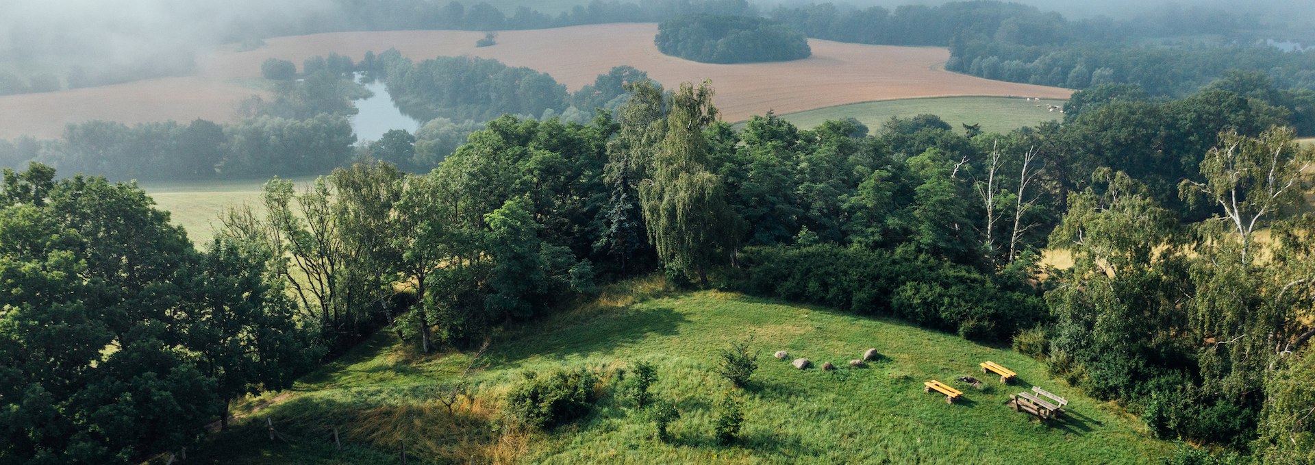 Vorbei am Rötelberg mit Blick über die Natur auf dem Naturparkweg, © TMV/Gänsicke