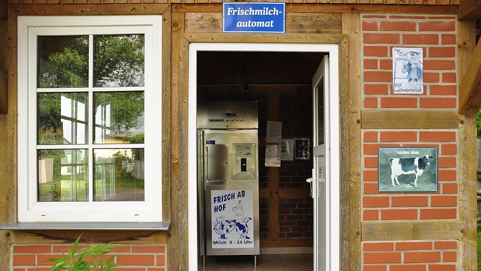 Unser Milchautomat bietet 24 Stunden frische Milch zum Selbstzapfen., © Sabine Siedler