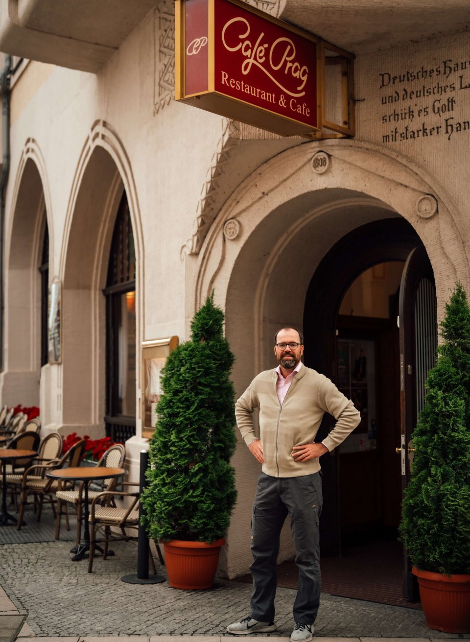 Thomas Hildebrandt vor dem Café Prag in Schwerin