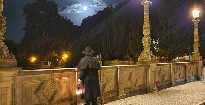 Nachtwächter auf der Brücke mit Blickrichtung zum Schloss bei Nacht., © Michael Kratt