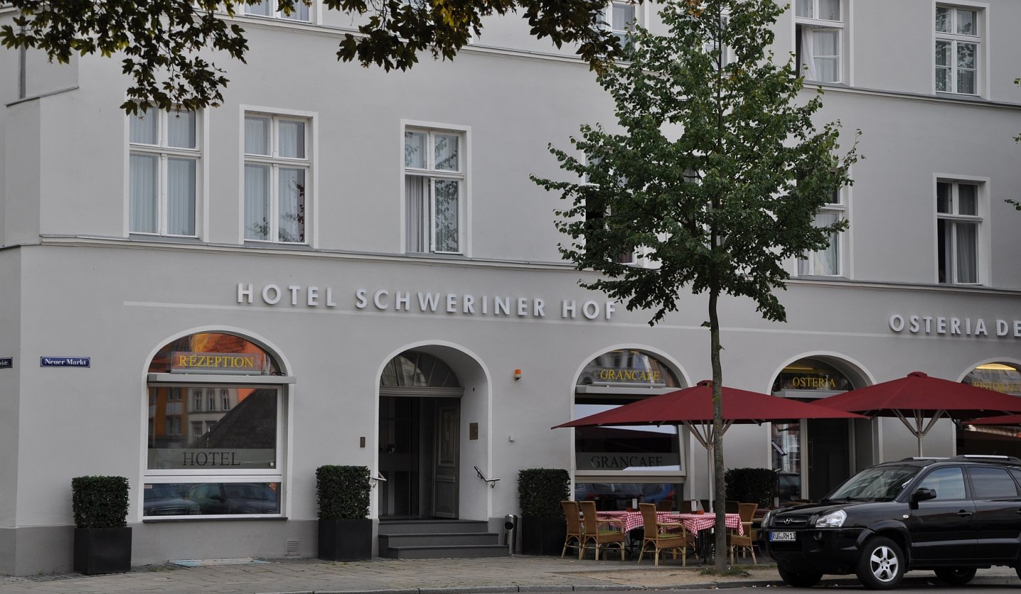 Das Hotel Schweriner Hof liegt direkt am Neuen Markt, © TMV