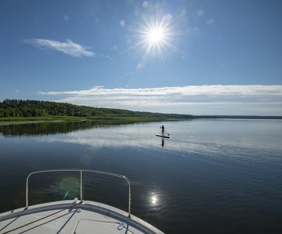 Mit dem SUP und Hausboot, © Holger Leue