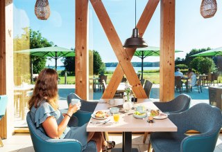 Seeblick Restaurant Bootshaus im BEECH Resort Plauer See, © BEECH Resort Plauer See