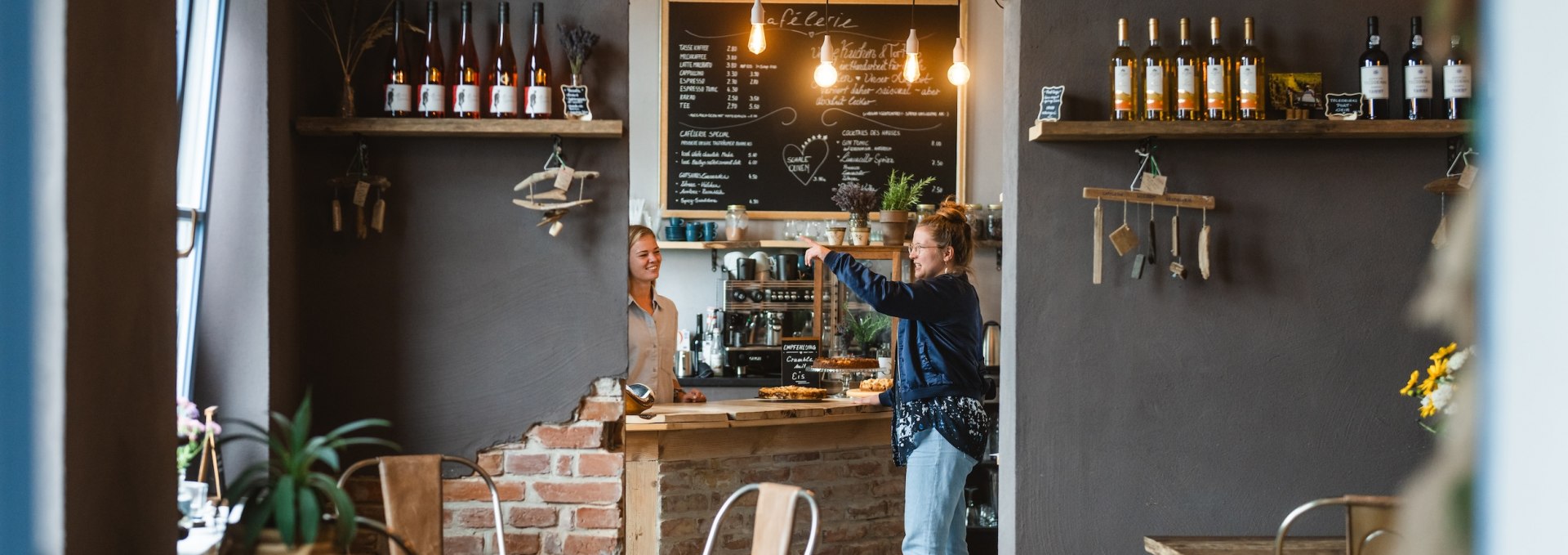 Auch ein gemütliches Café gehört zum Haus. Hier hat sich die sympathische Madlen verwirklicht – und backt jeden Tag frisch die köstlichen Kuchen., © TMV/Gross