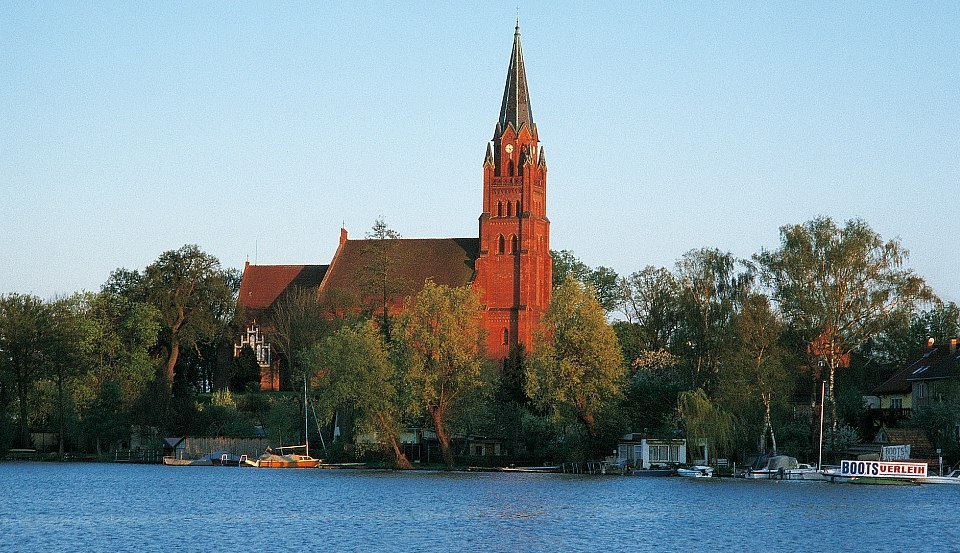 Blick von der Müritz auf die St. Marien Kirche in Röbel/Müritz, © TMV/Krüger