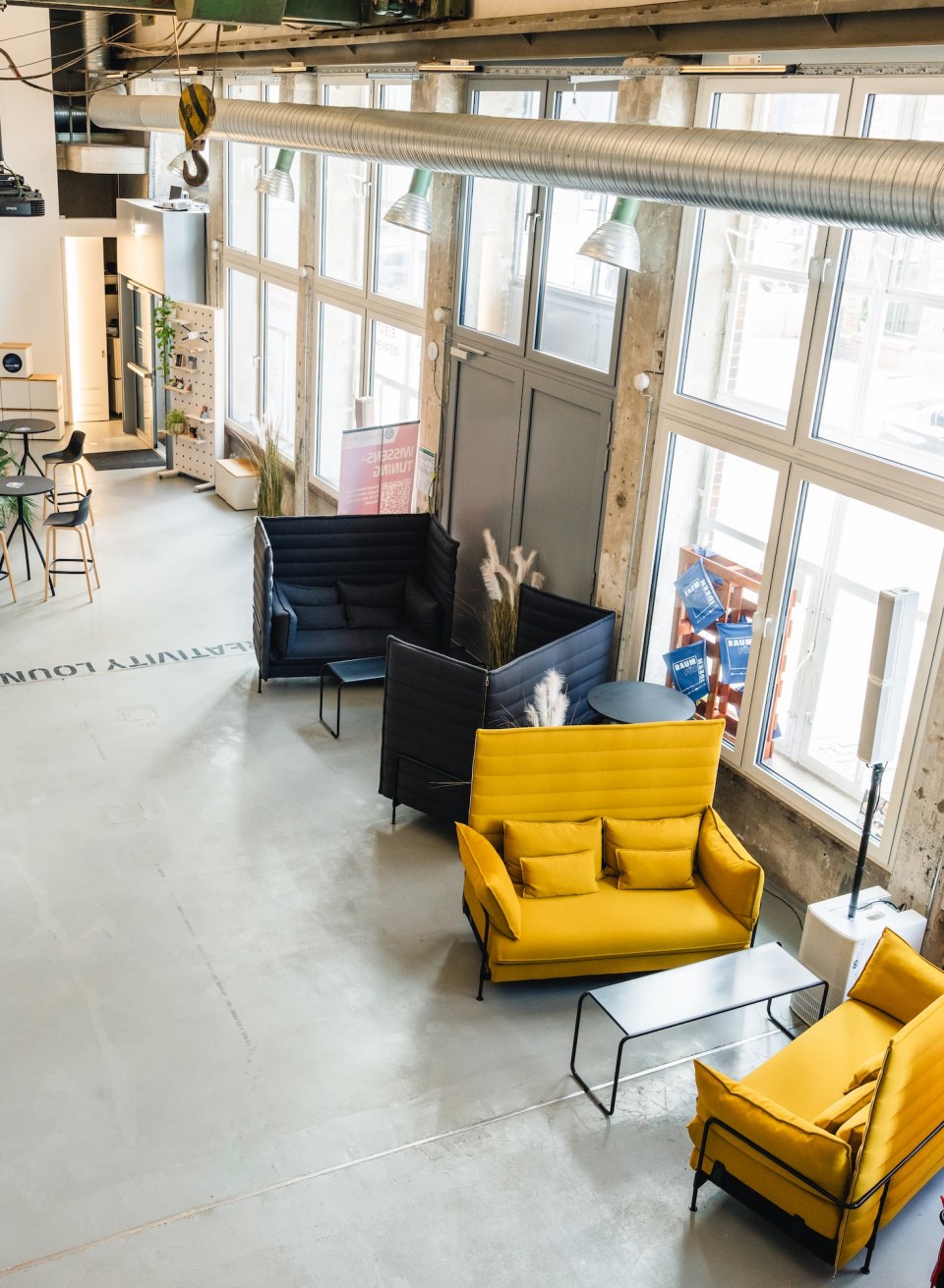  Übersicht über den InnovationPort Wismar mit modernem Design, Sitzbereichen und Co-Working-Arbeitsplätzen.