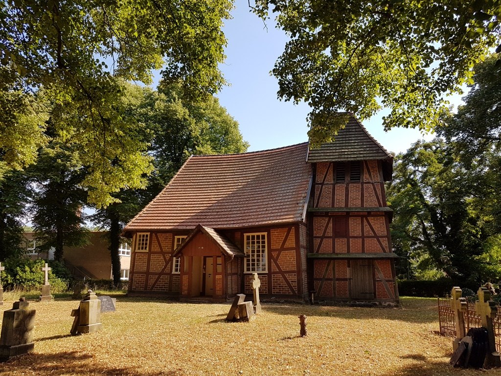 Die Dorfkirche in Matzlow mit dem charakteristischen Glockenturm., © Foto: Lewitz e.V.